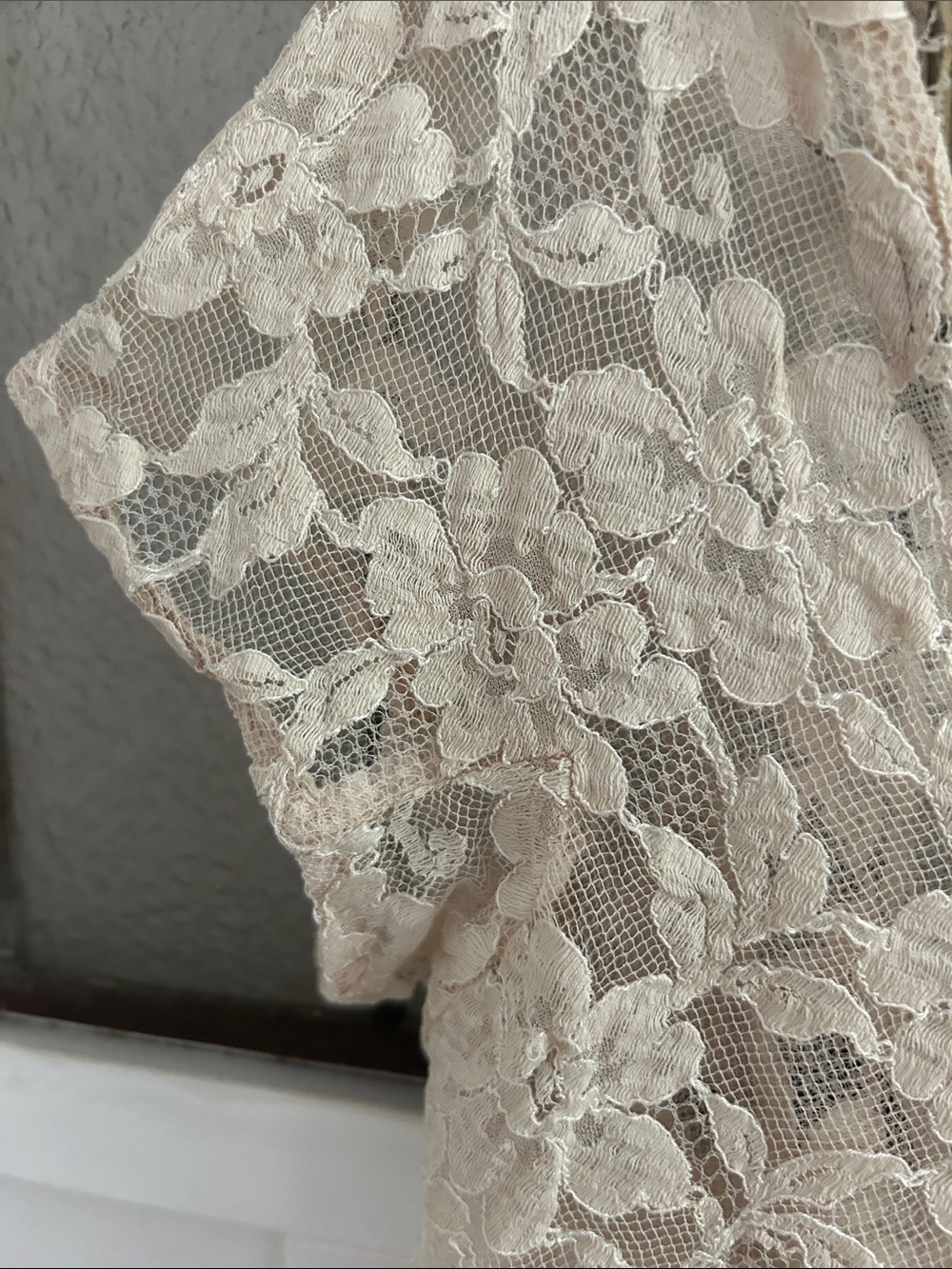 Vintage Lace Cropped Cap Sleeve shrug in Nude - Elegant Floral Design - Picture 3 of 5